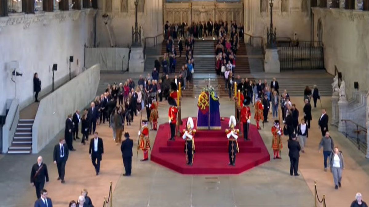 La gente no cesa de pasar para dar su último adiós a la reina Isabel II (Foto: Captura de TV)