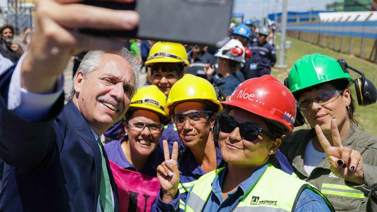 Alberto Fernández se saca selfies con obreros al inaugurar obras en una central térmica en Ensenada. Foto: Presidencia.