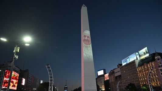 El Obelisco se ilumina en apoyo al Papa en medio de su internación por una neumonía