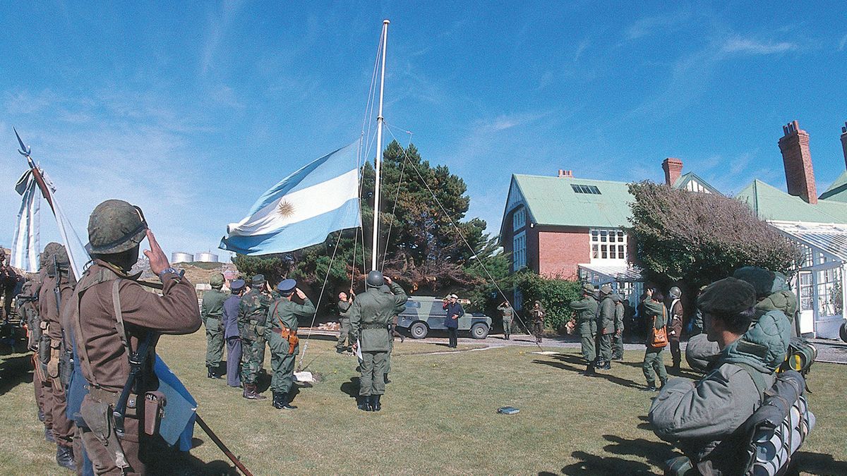 La bandera argentina flamea en las Malvinas, en 1982. (Foto: Gentileza Wikipedia)