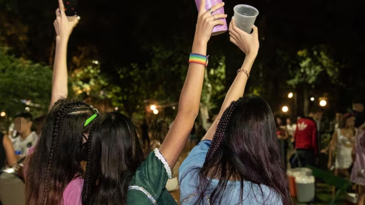Una joven fue hospitalizada tras descompensarse durante los festejos del “Último Primer Día”.