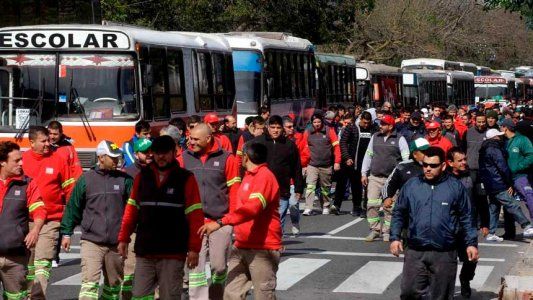 Buscarán sacarles la licencia a los micros escolares que transporten manifestantes
