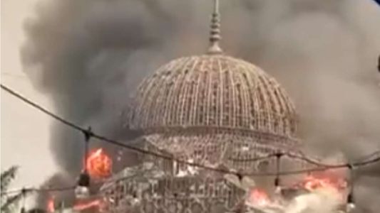 Video: se derrumbó la cúpula de una mezquita en Indonesia
