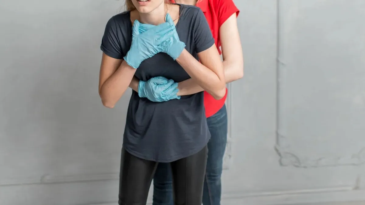 Aprender la maniobra de Heimlich y cómo actuar frente a un atragantamiento es clave: golpes en la espalda