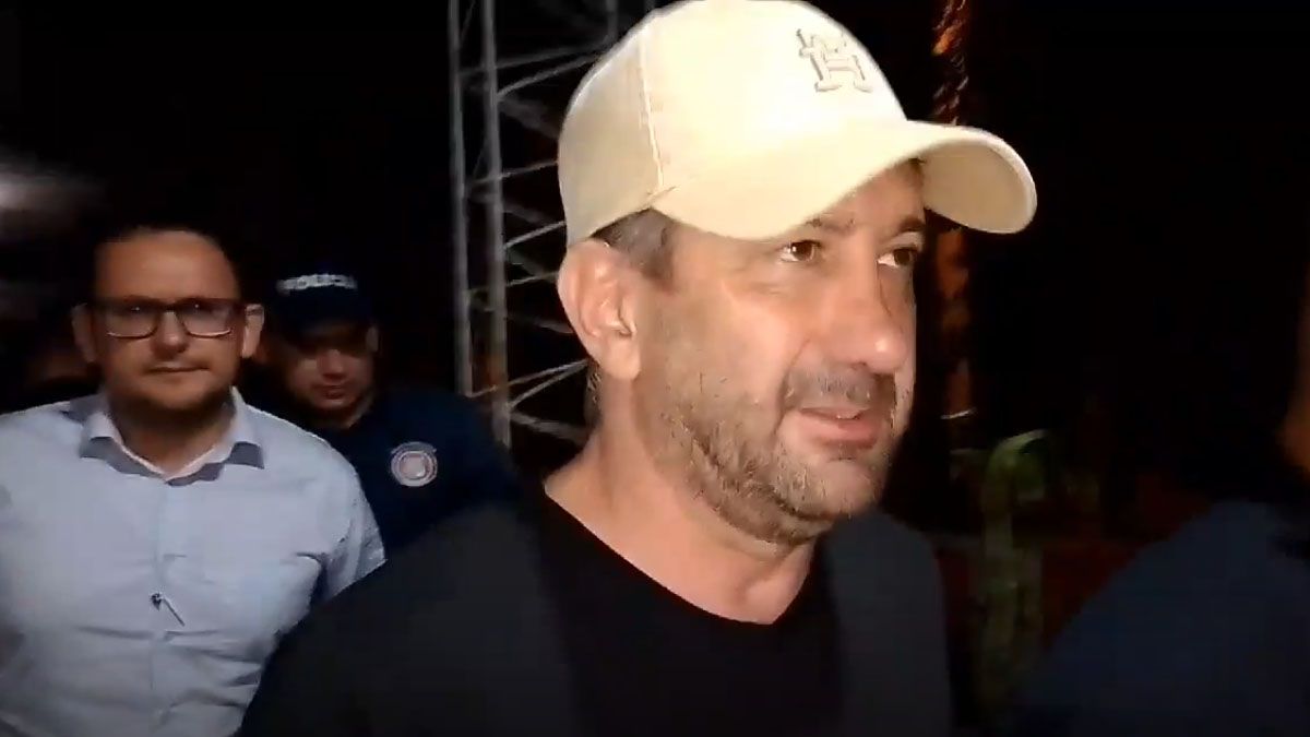 El senador Kueider, luego de declarar en Paraguay, camino al lugaar en donde quedó detenido. (Foto: Captura de TV)