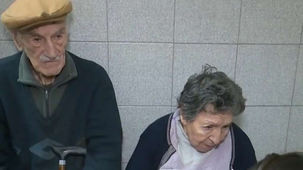La dramática historia detrás de los abuelos abandonados por su hijo en un bar