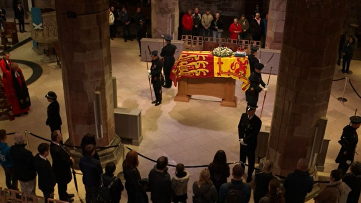 Una multitud despide a la reina Isabel II en Escocia (Foto: AP)