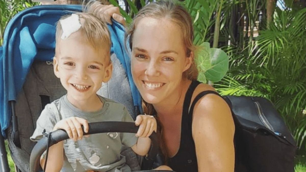El peque&ntilde;o Oliver, junto a su mam&aacute;.