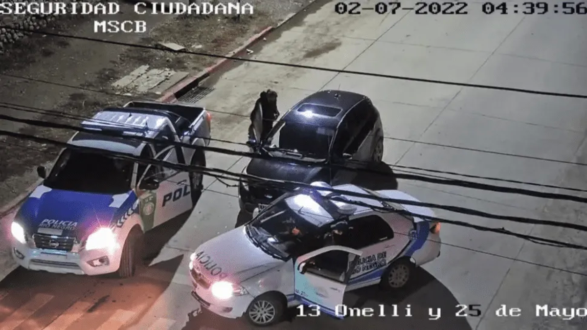 Momento en el que capturan a la mujer que se dio a la fuga después de atropelllar a su ex y a una mujer que lo acompañaba