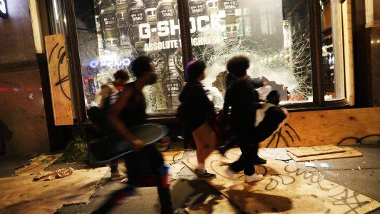 Nueva York, prolonga hasta el domingo el toque de queda por la violencia en sus calles y saqueos