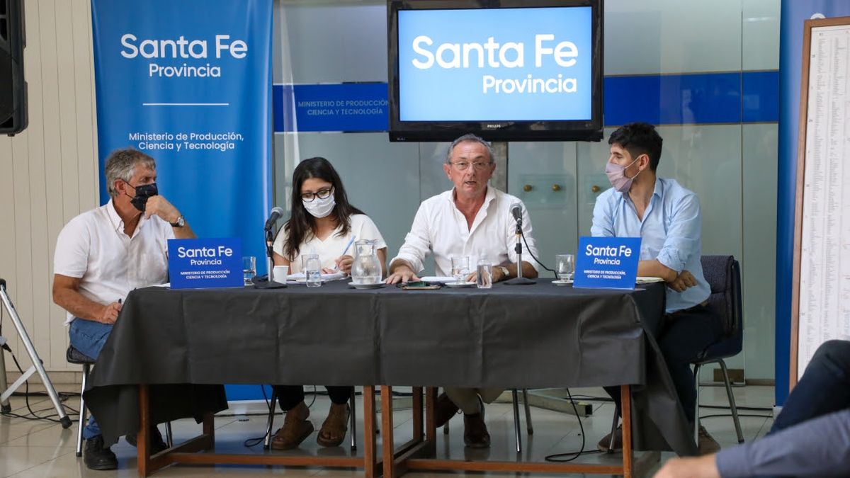 El segundo desde la derecha es Daniel Costamagna, ministro de la Producción de Santa Fe. La provincia ya trabaja en la declaración de emergencia.