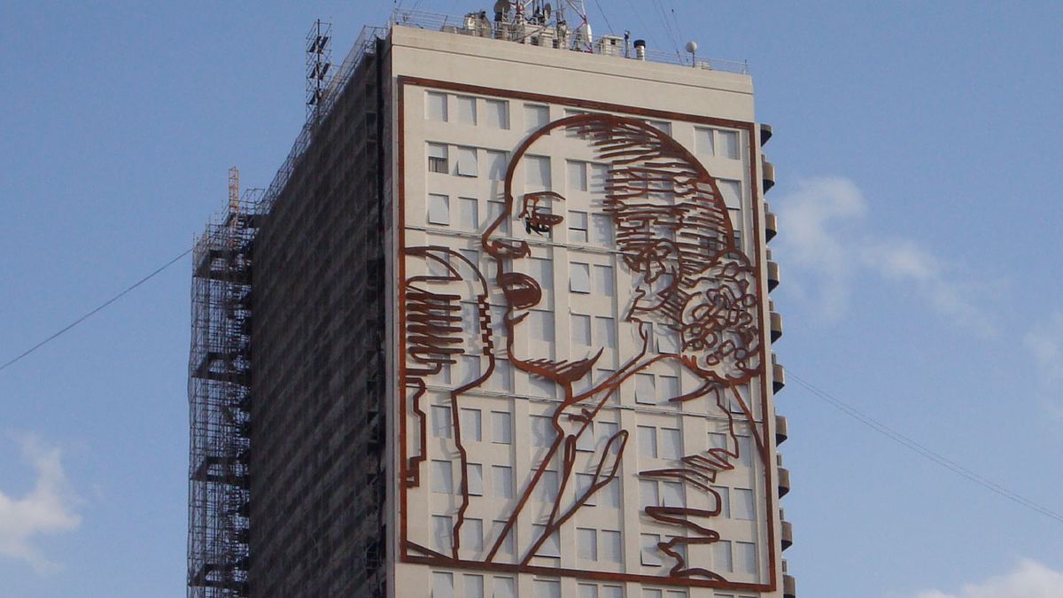 Polémica en las redes por la tremenda confusión de una mujer al describir la imagen de Evita: ¿Se está comiendo una...?