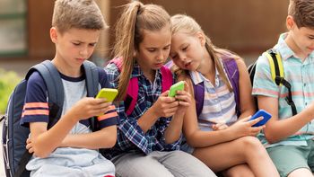 EJEMPLAR decisión del gobierno respecto al uso de celulares en las escuelas