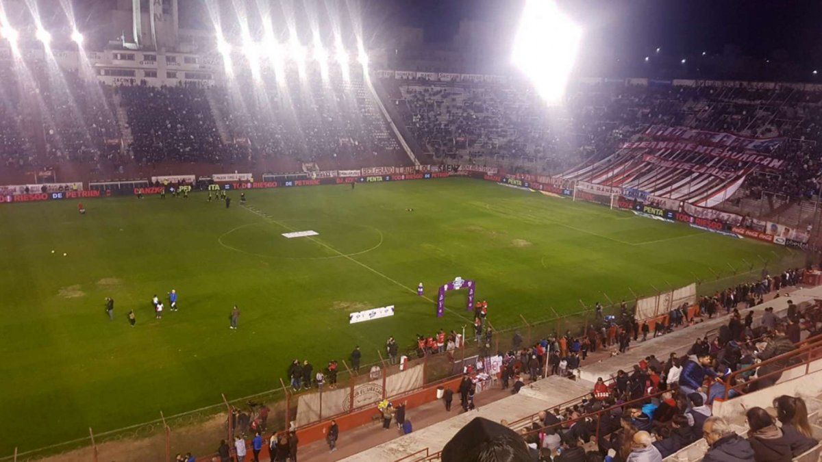 Huracán fue sancionado por el pésimo estado del campo de juego que presentó ante River