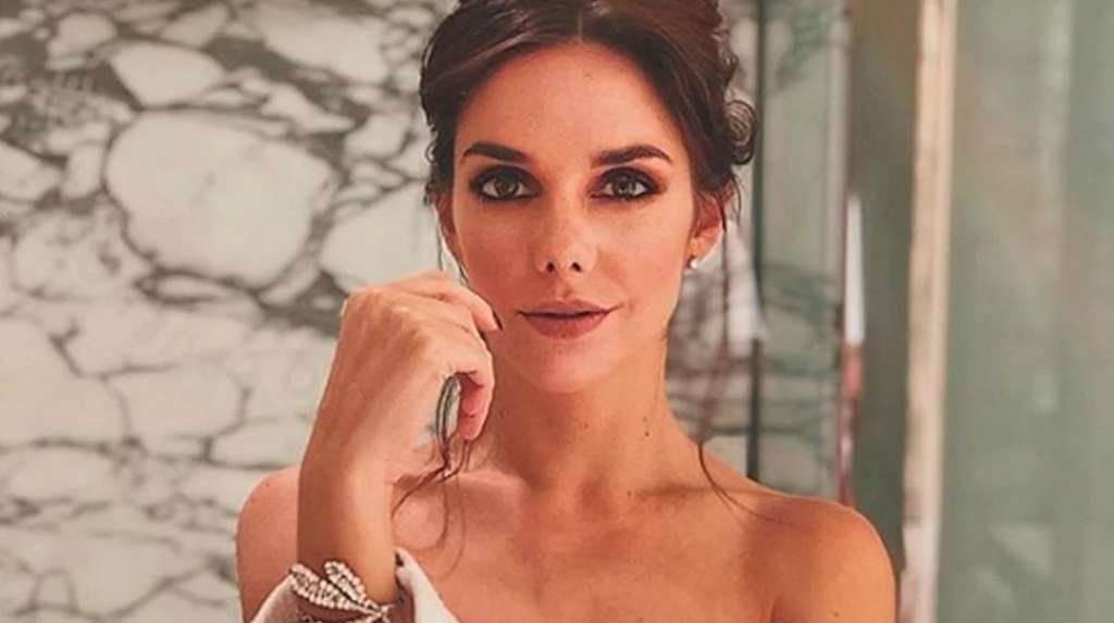 La foto de Julieta Nair Calvo mostrando la pancita