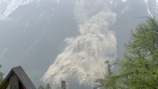 Las estremecedoras imágenes de un enorme glaciar que colapsó y sepultó todo un pueblo