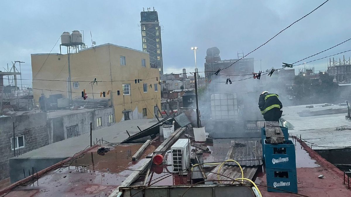 Dramático incendio en el Barrio 31: una persona debió ser internada en el Hospital Fernández (Foto: Twitter Emergencias de la Ciudad de Buenos Aires).