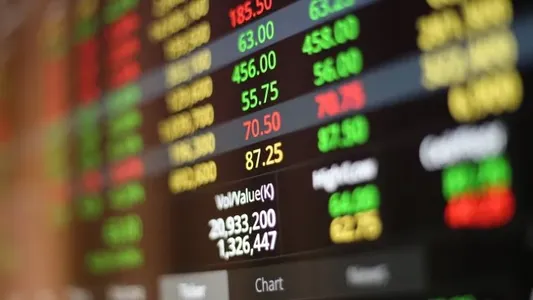 Respiro en los mercados: el dólar bajó y las acciones argentinas rebotaron en Buenos Aires y en Wall Street