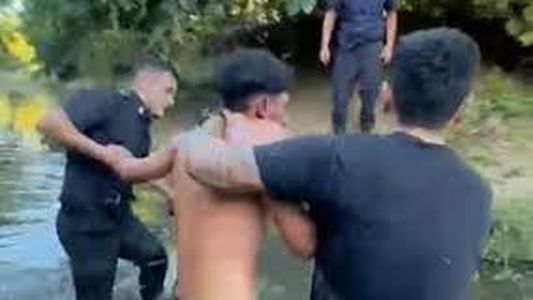 El video de una insólita fuga: se tiró a un arroyo para huir de la Policía y todo salió mal