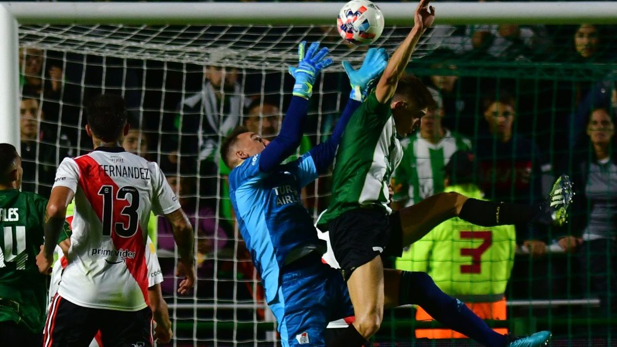 Armani y un grave error en el gol de Banfield contra River.
