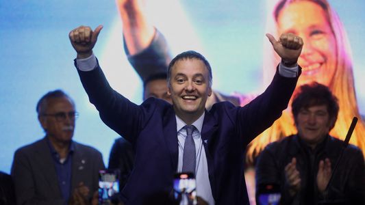 Manuel Adorni confirmó que asumirá como legislador de CABA y denunció una noticia fake en vivo