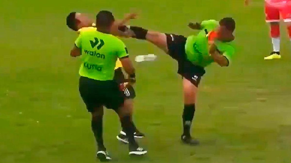 Patada voladora y escándalo: un árbitro agredió a un integrante de un cuerpo técnico y el partido fue suspendido
