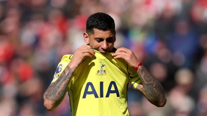 Entre la lesión y la crisis del Tottenham: el incómodo momento que vivió Cuti Romero en Londres
