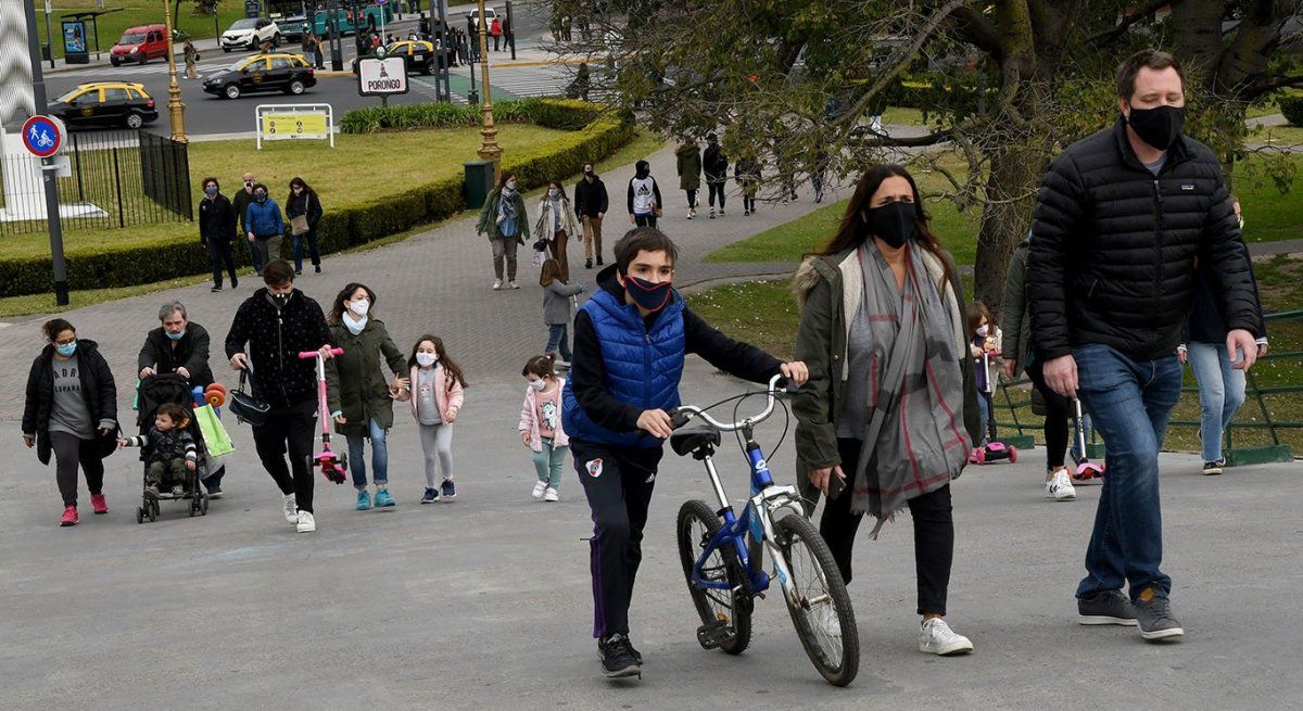 Santilli adelantó que regresarían los comercios no esenciales, los runners y que estudian aperturas semanales