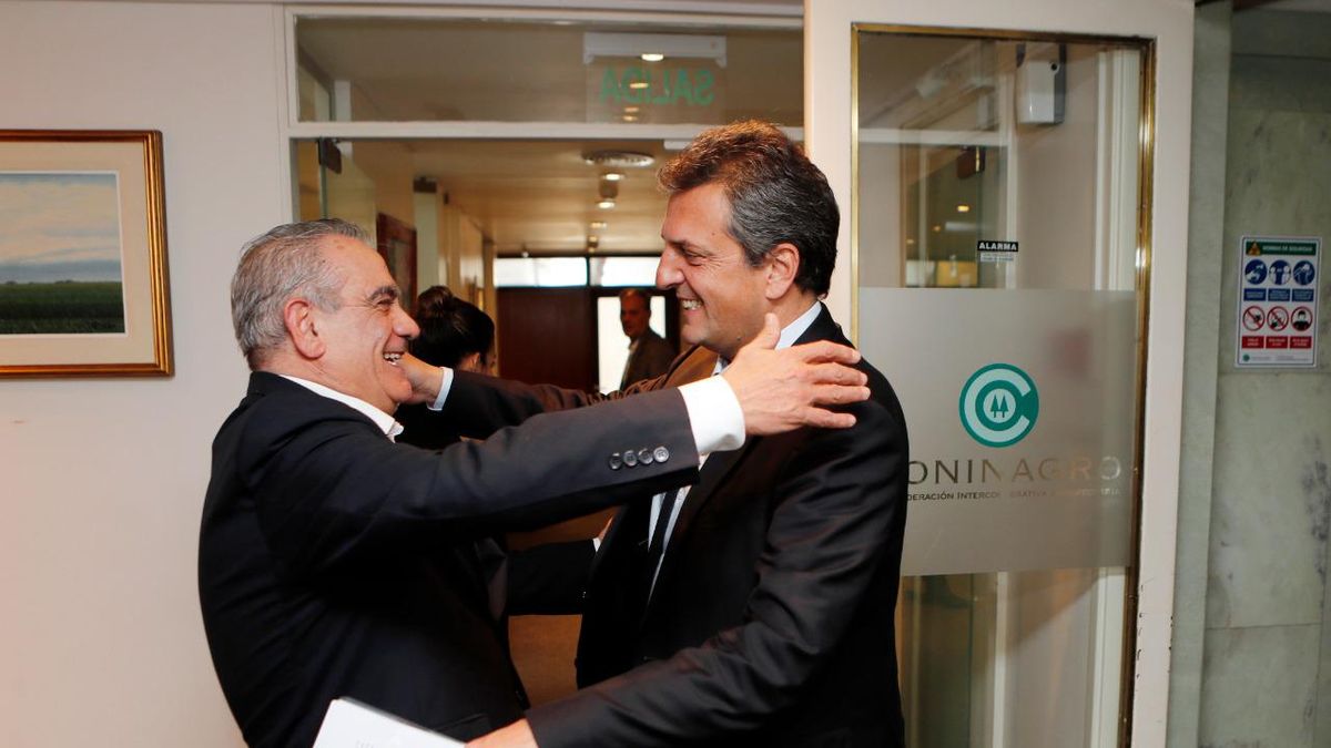 El abrazo entre Carlos Iannizzotto, presidente de Coninagro, y el ministro Sergio Massa. 