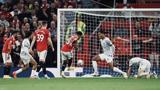 El golazo de Jadon Sancho con el que el Manchester United le gana al clásico al Liverpool