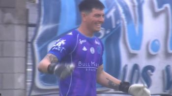 De arco a arco: histórico gol del arquero de San Telmo a Gimnasia de Jujuy