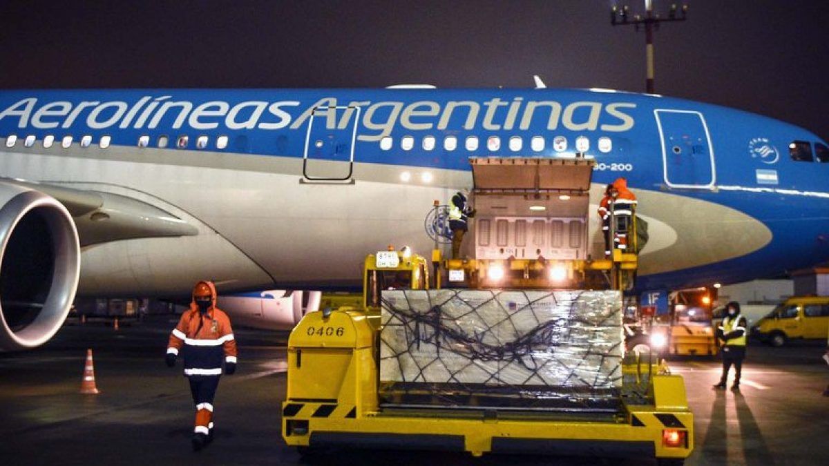 El vuelo de Aerolíneas aterrizará alrededor de las 16 (Foto: Telam).