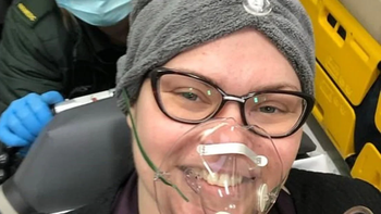 Tiene un cáncer terminal a los 32 pero nunca dejó de sonreír y disfruta su tiempo al máximo