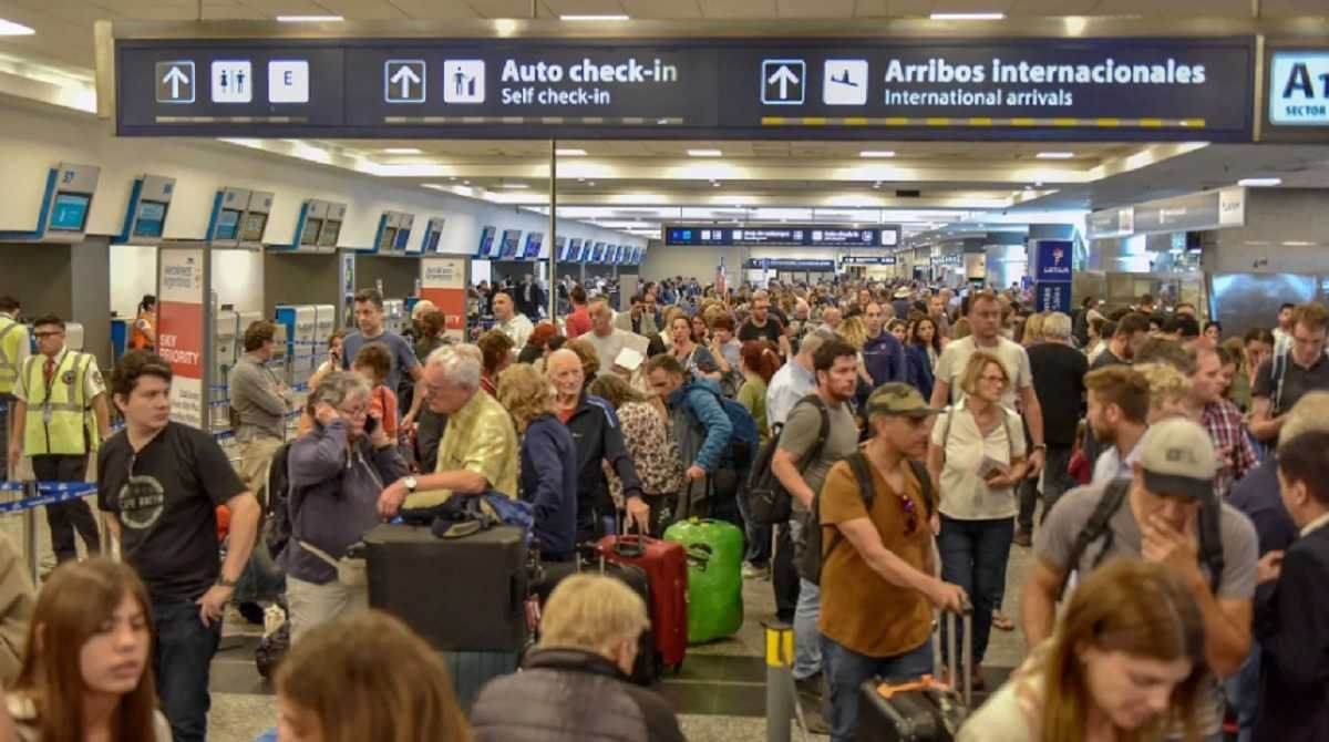 Un total de 45 vuelos de Aeroparque y Ezeiza fueron cancelados por tormentas y asambleas