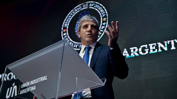 Luis Caputo volvió a negar que el precio del dólar esté atrasado