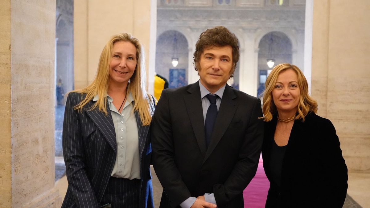 Karina y Javier Milei, junto a la primera ministra italiana, Giorgia Meloni (Foto: Presidencia).