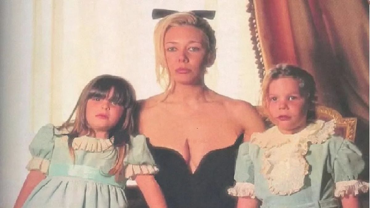 Alex Caniggia junto a su hermana melliza Charlotte y su madre, Mariana Nannis, cuando apenas era un ni&ntilde;o.&nbsp;