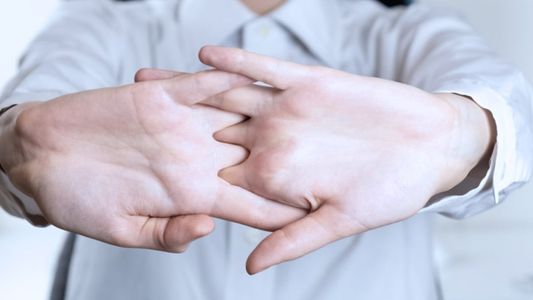 Mito o realidad: ¿sonarse los dedos provoca artritis?