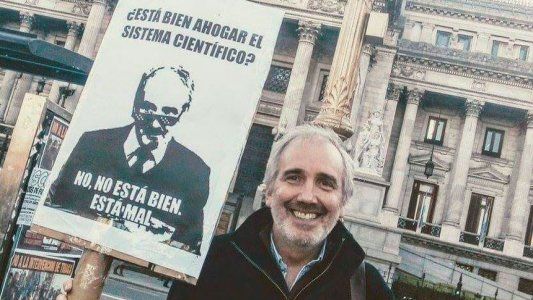 El mejor reclamo por la ciencia: protestó en el Congreso con un meme de sí mismo