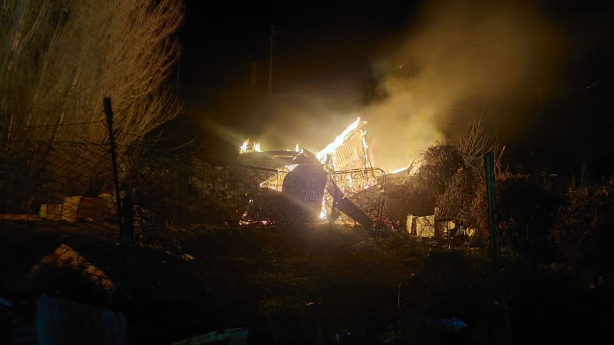 El incendio se produjo en la propiedad donde había residido Mariela Altamirano junto con su pareja y sus hijos antes de quedar detenida. (Foto: gentileza ADNSUR)