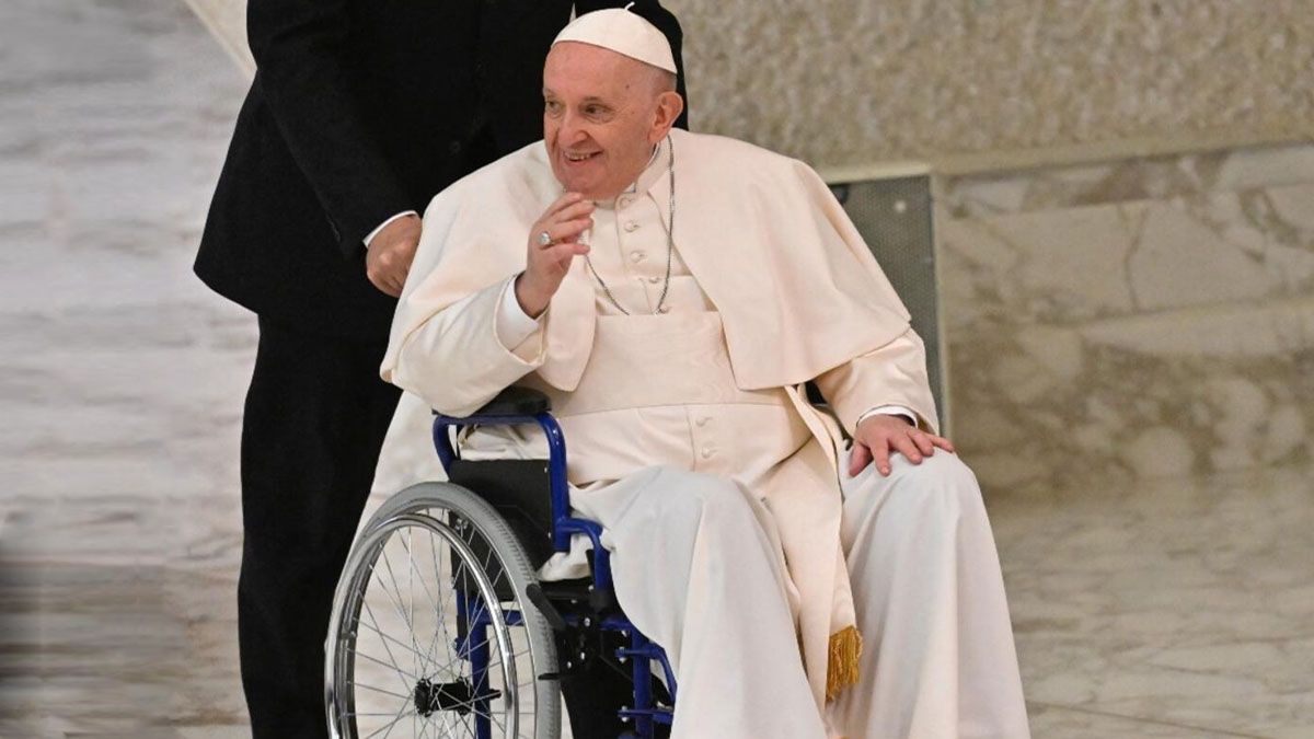El papa Francisco saluda al entrar en silla de ruedas a la tradicional audiencia de los días miércoles (Foto: Vatican News)