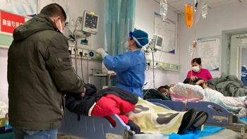 China causa alarma por el aumento de casos de Covid-19 y países del mundo le exigen PCR