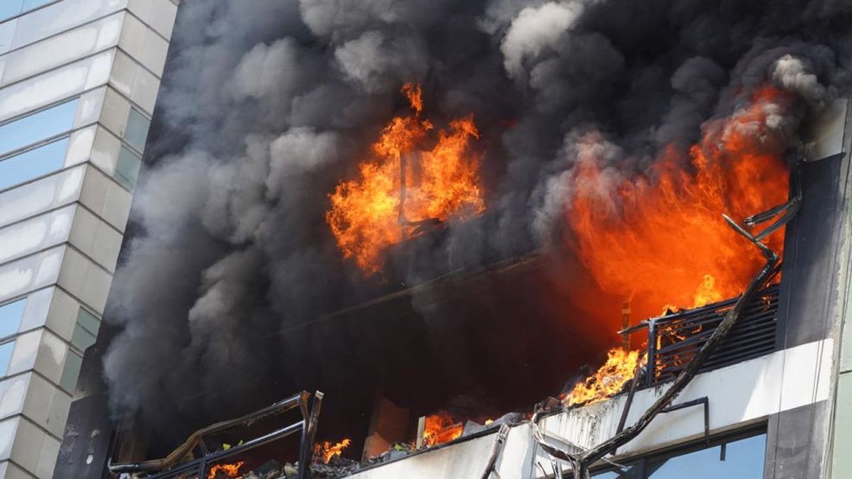 El voraz incendio produjo la muerte de una mujer venezolana de 75 años (Foto: Telam).