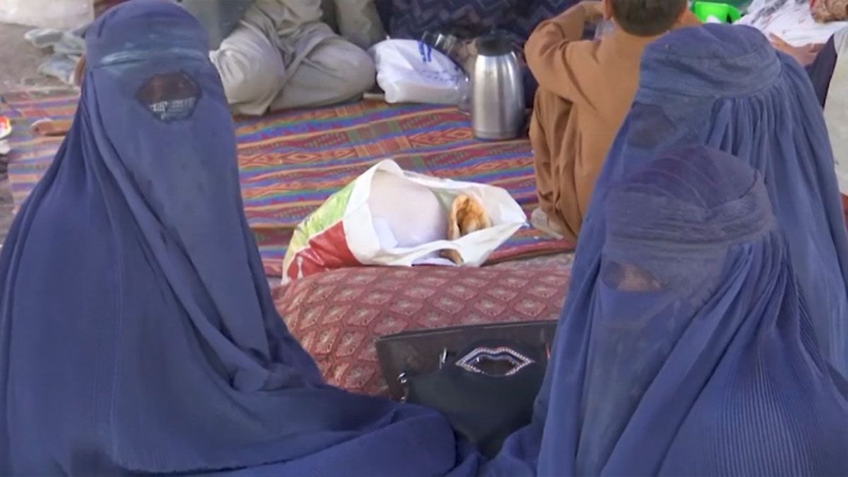 El regreso del Burka como prenda obligatoria para las mujeres para desplazarse en público (Foto: AP)
