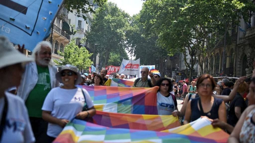Masiva protesta en la Plaza de Mayo en repudio al golpe de Estado en Bolvia