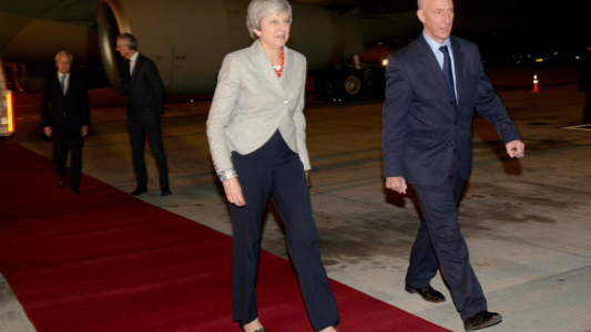 En un encuentro histórico, Macri se reúne con Theresa May en Costa Salguero