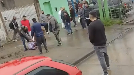 Fue apuñalado y murió porque el patrullero que lo trasladaba chocó contra un colectivo