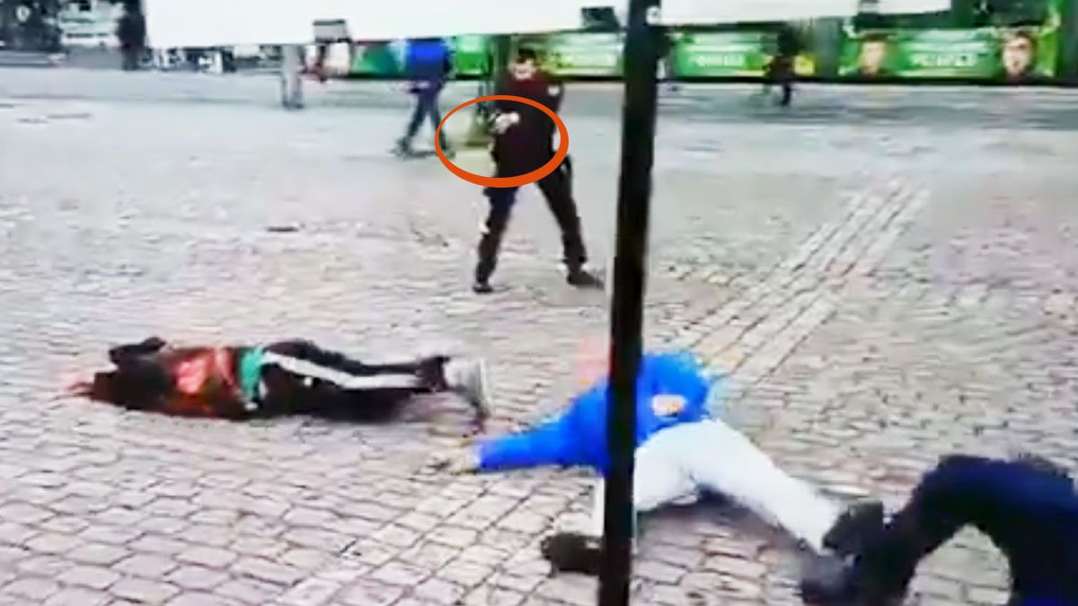 La policía acaba de dispararle al atacante con un cuchillo en la plaza de Mannheim, en Alemania (Foto: captura de TV).