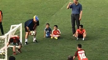 Video: el emotivo gesto de Diego Maradona con un niño discapacitado en Emiratos Árabes