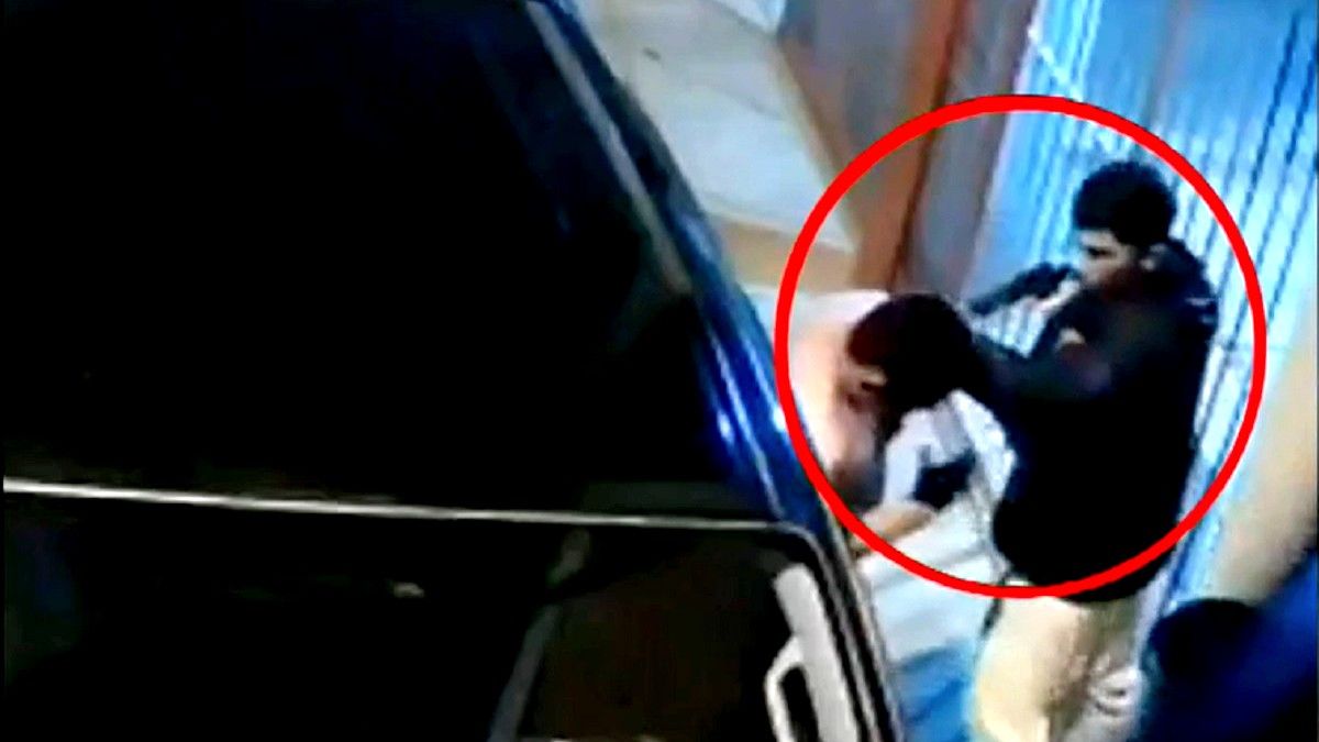 Inseguridad en Ciudad Evita. Los delincuentes le apuntaron al hombre con un arma en la cabeza (Foto: captura de video.